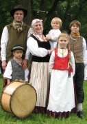 Nežinomo autoriaus nuotraukoje: kauniečių Aušros ir Liongino Garnių šeima, kuri konkurse „Darni šeima” tapo nominacijos „Už tradicijų puoselėjimą“ nugalėtoja Nežinomo autoriaus nuotraukoje: kauniečių Aušros ir Liongino Garnių šeima, kuri konkurse „Darni šeima” tapo nominacijos „Už tradicijų puoselėjimą“ nugalėtoja
